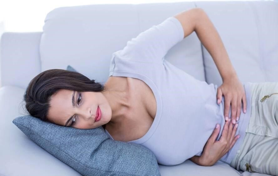 Zistitisaren sintomak emakume batean